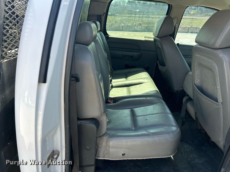 image for item EK2822 2009 Chevrolet Silverado 2500HD Crew Cab flatbed pickup truck