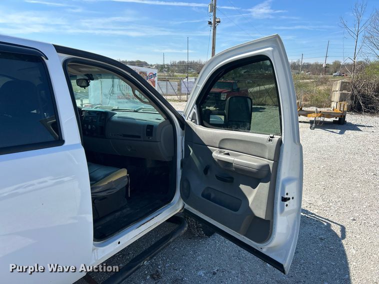 image for item EK2822 2009 Chevrolet Silverado 2500HD Crew Cab flatbed pickup truck