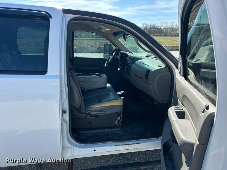 image for item EK2822 2009 Chevrolet Silverado 2500HD Crew Cab flatbed pickup truck