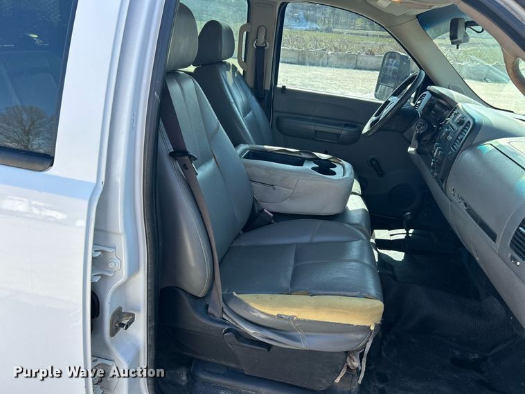 image for item EK2822 2009 Chevrolet Silverado 2500HD Crew Cab flatbed pickup truck