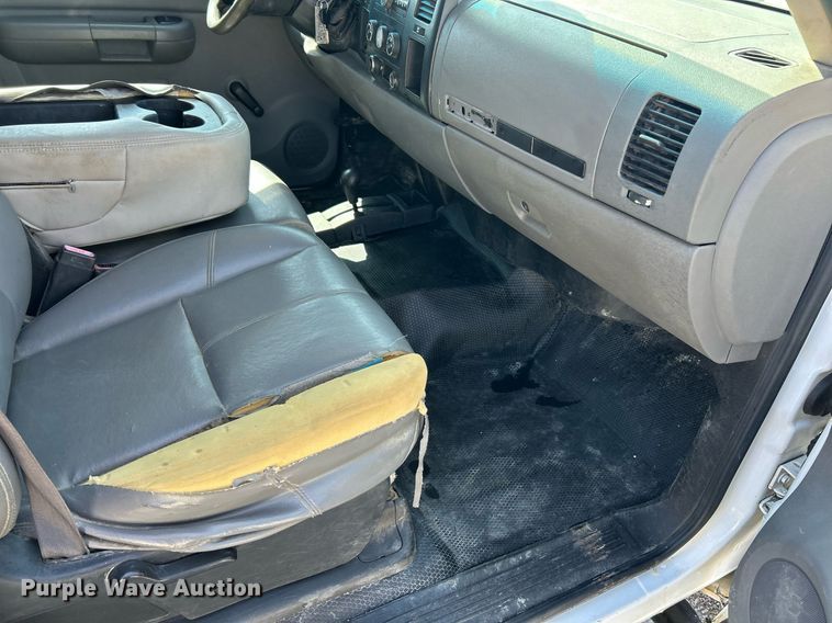 image for item EK2822 2009 Chevrolet Silverado 2500HD Crew Cab flatbed pickup truck