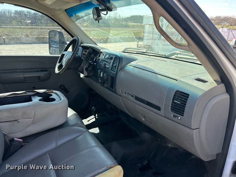 image for item EK2822 2009 Chevrolet Silverado 2500HD Crew Cab flatbed pickup truck