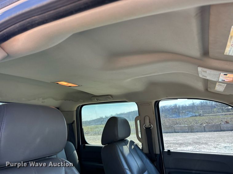 image for item EK2822 2009 Chevrolet Silverado 2500HD Crew Cab flatbed pickup truck