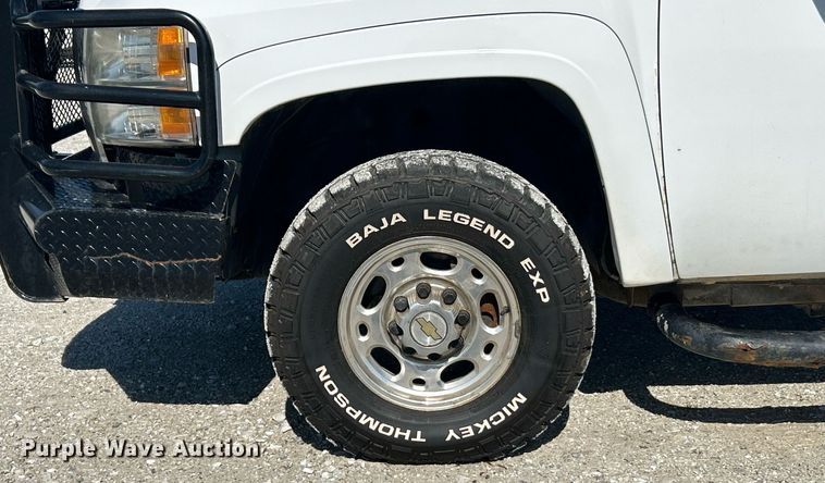 image for item EK2822 2009 Chevrolet Silverado 2500HD Crew Cab flatbed pickup truck