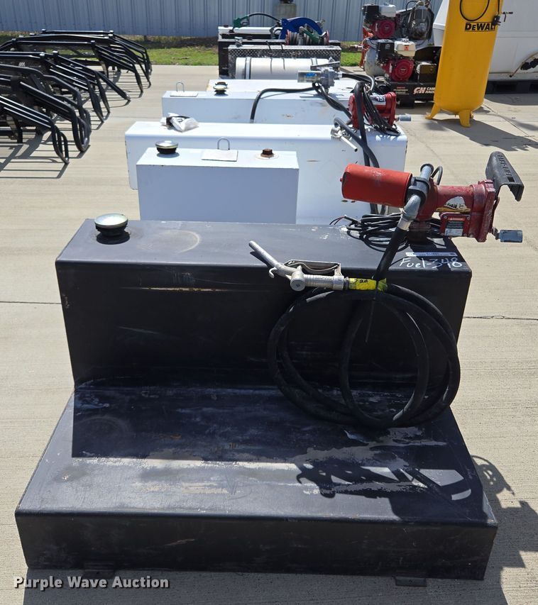 image for item EL5621 (10) auxiliary fuel tanks