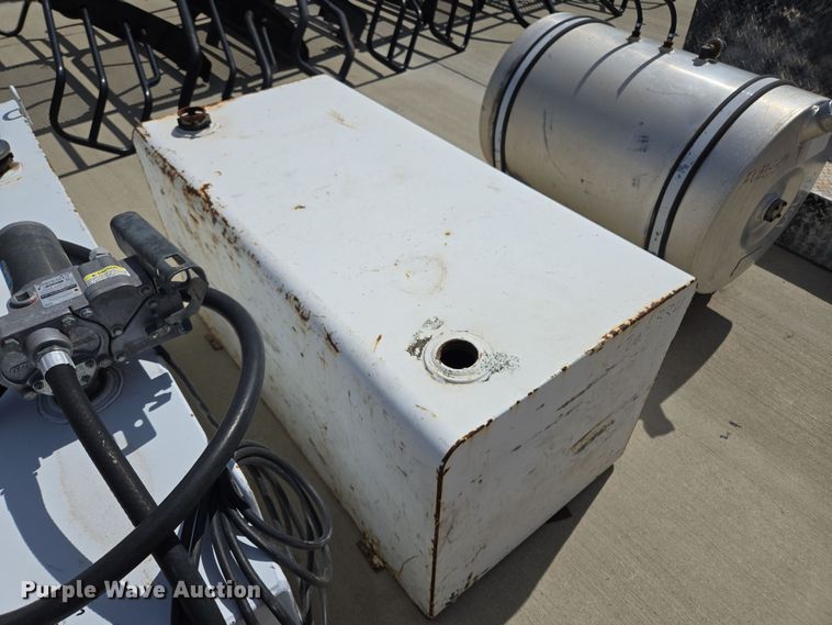 image for item EL5621 (10) auxiliary fuel tanks