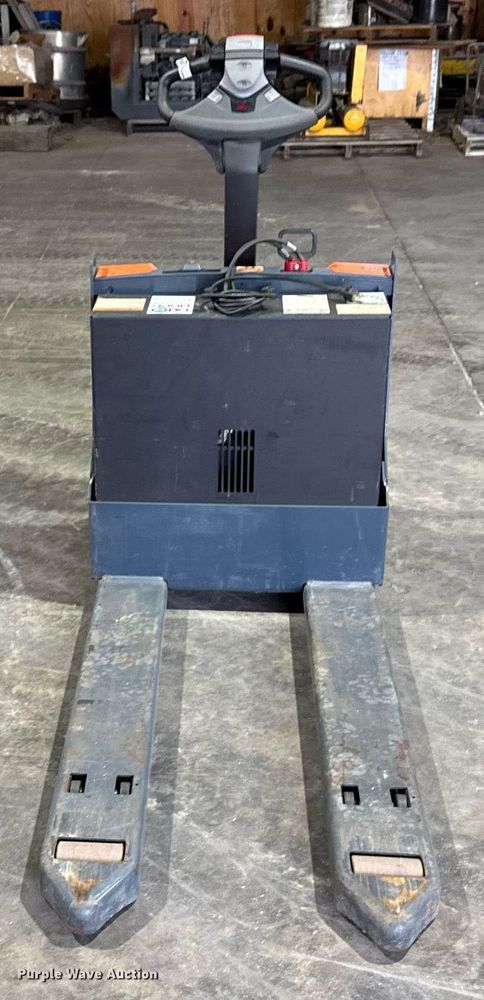 image for item EM3738 Toyota 8HBW23 pallet jack