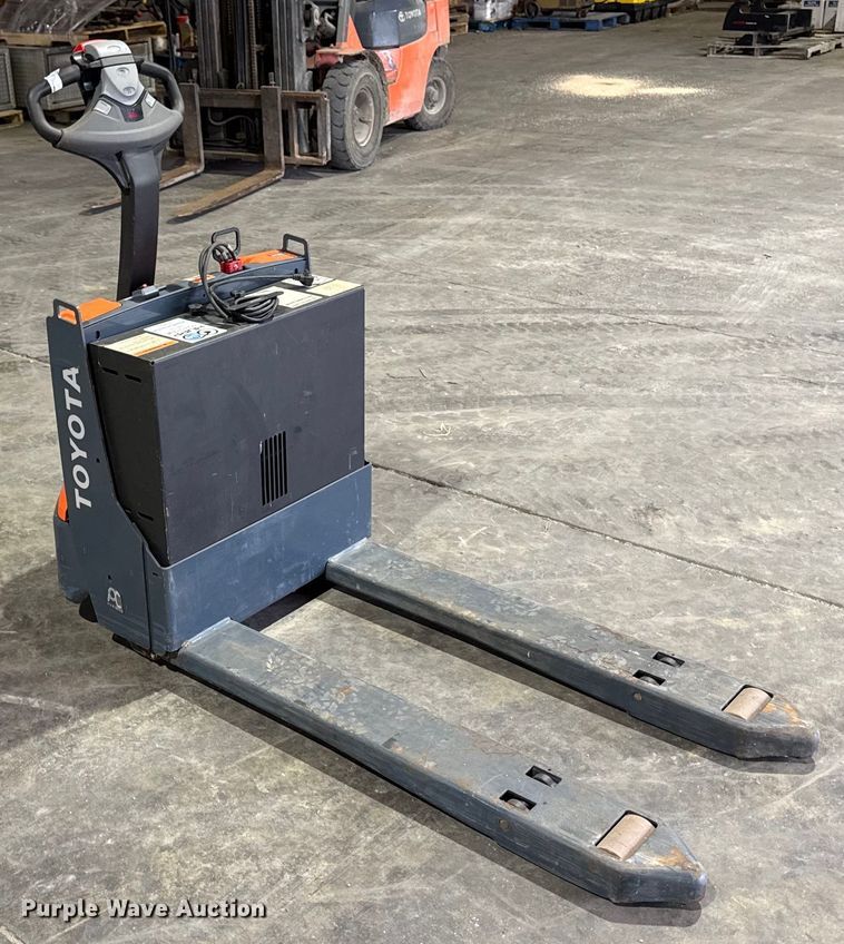 image for item EM3738 Toyota 8HBW23 pallet jack