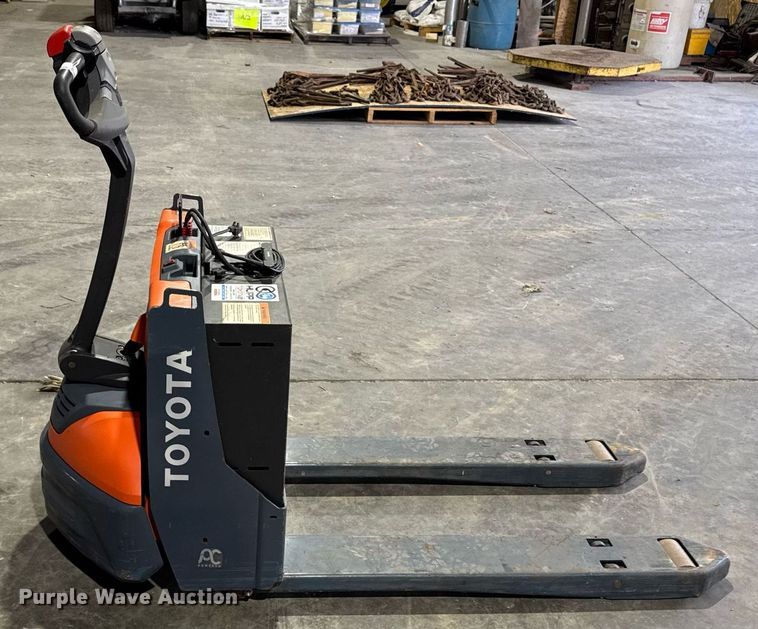 image for item EM3738 Toyota 8HBW23 pallet jack