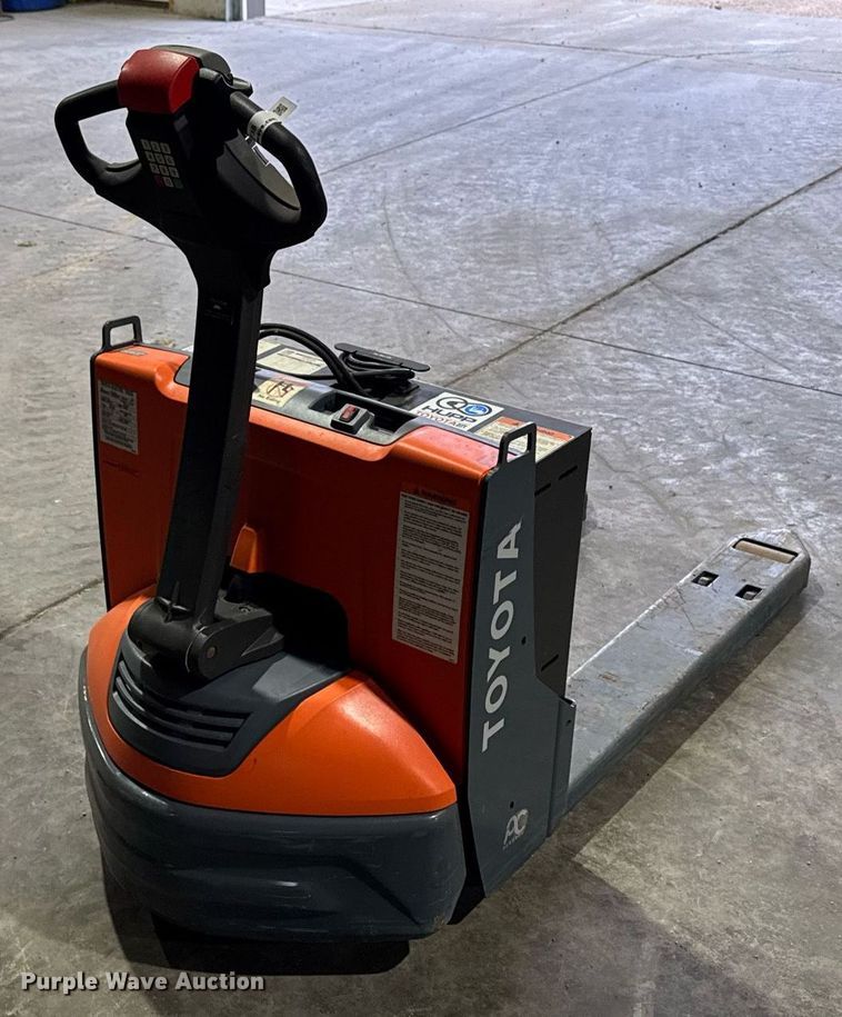 image for item EM3738 Toyota 8HBW23 pallet jack