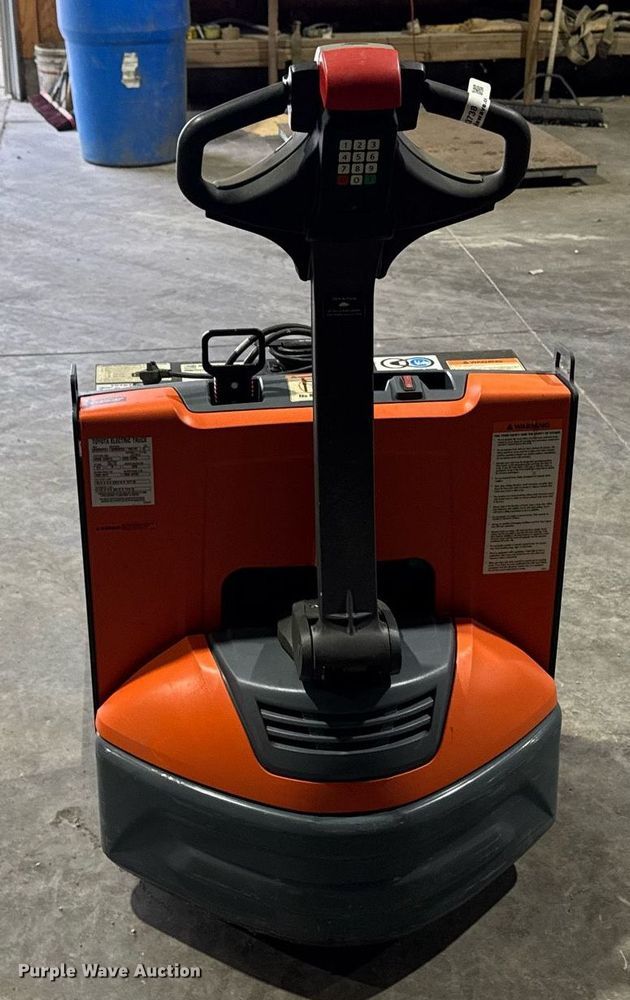 image for item EM3738 Toyota 8HBW23 pallet jack