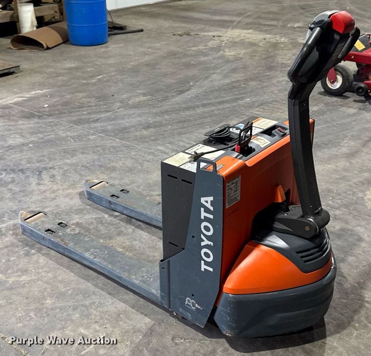 image for item EM3738 Toyota 8HBW23 pallet jack