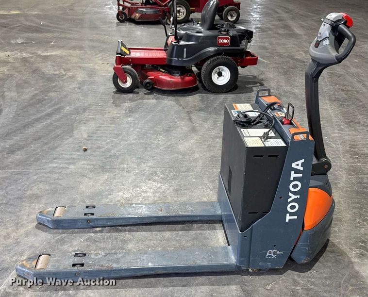 image for item EM3738 Toyota 8HBW23 pallet jack