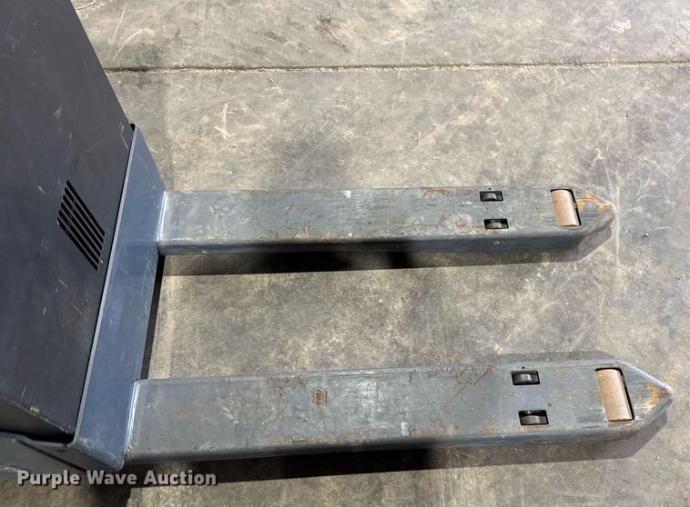 image for item EM3738 Toyota 8HBW23 pallet jack