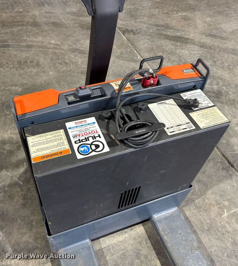 image for item EM3738 Toyota 8HBW23 pallet jack