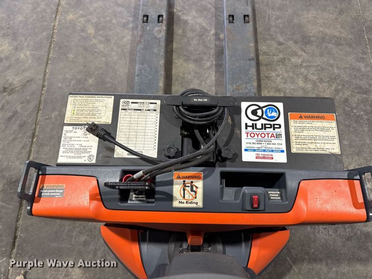 image for item EM3738 Toyota 8HBW23 pallet jack