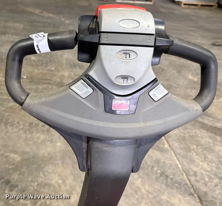 image for item EM3738 Toyota 8HBW23 pallet jack