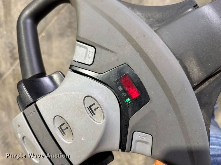 image for item EM3738 Toyota 8HBW23 pallet jack