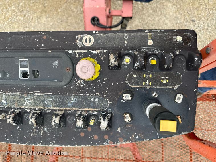 image for item EM3742 1998 JLG 600S boom lift