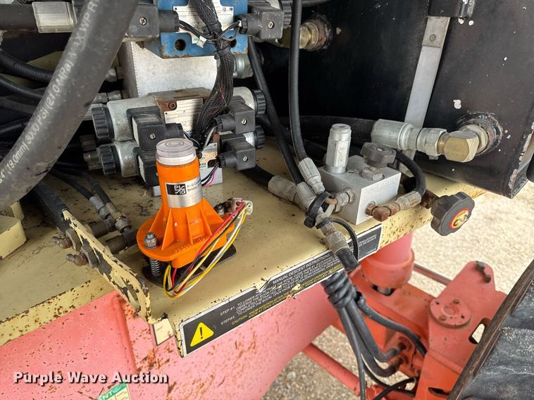 image for item EM3742 1998 JLG 600S boom lift