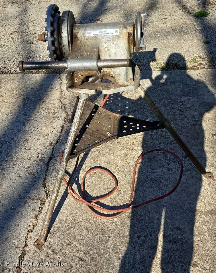 image for item EN3563 (2) Ridgid pipe threading machines