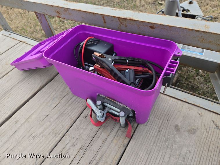 image for item EN8821 2005 H&H  equipment trailer