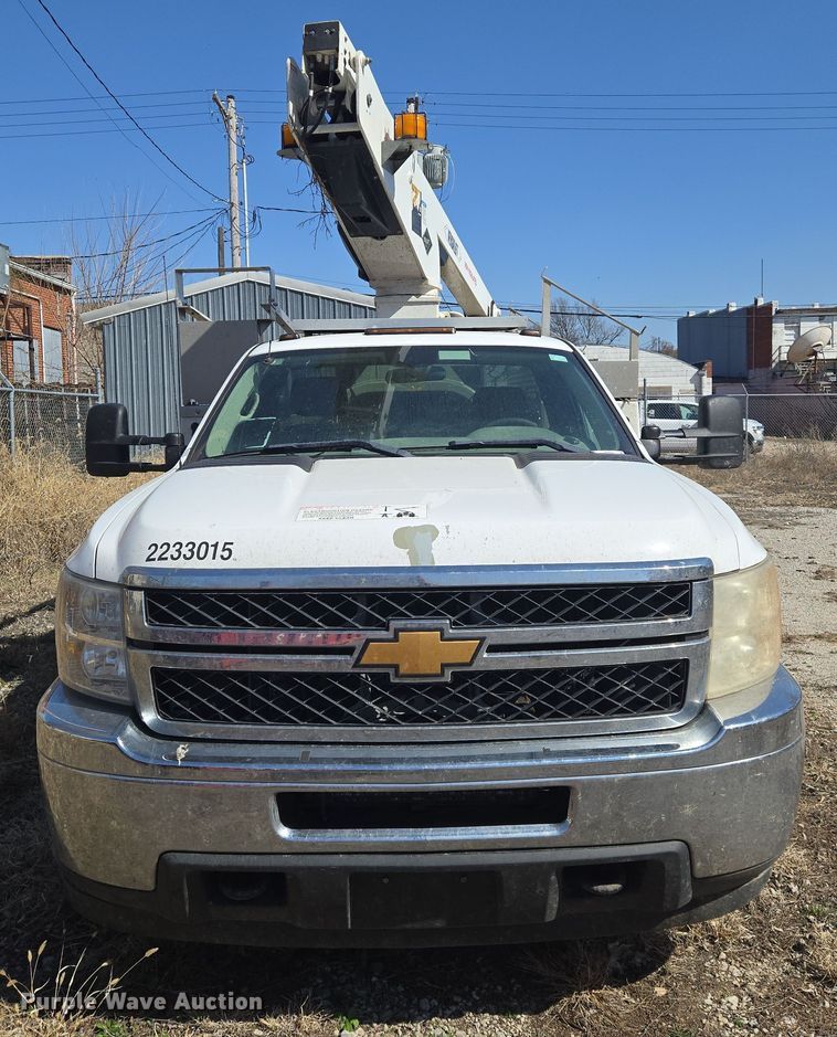 image for item EO0613 2013 Chevrolet Silverado 3500HD bucket truck