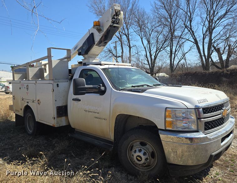 image for item EO0613 2013 Chevrolet Silverado 3500HD bucket truck