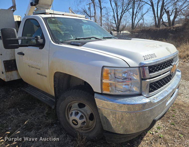 image for item EO0613 2013 Chevrolet Silverado 3500HD bucket truck
