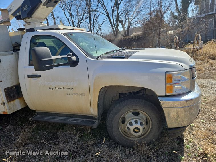 image for item EO0613 2013 Chevrolet Silverado 3500HD bucket truck