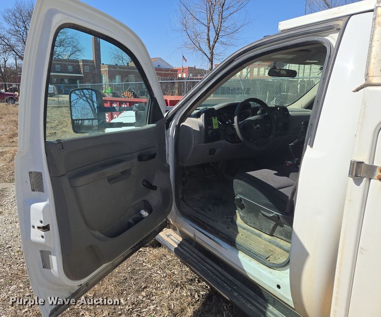 image for item EO0613 2013 Chevrolet Silverado 3500HD bucket truck
