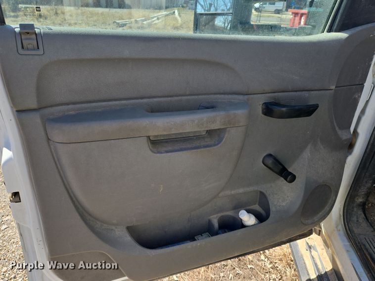 image for item EO0613 2013 Chevrolet Silverado 3500HD bucket truck