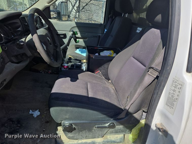 image for item EO0613 2013 Chevrolet Silverado 3500HD bucket truck