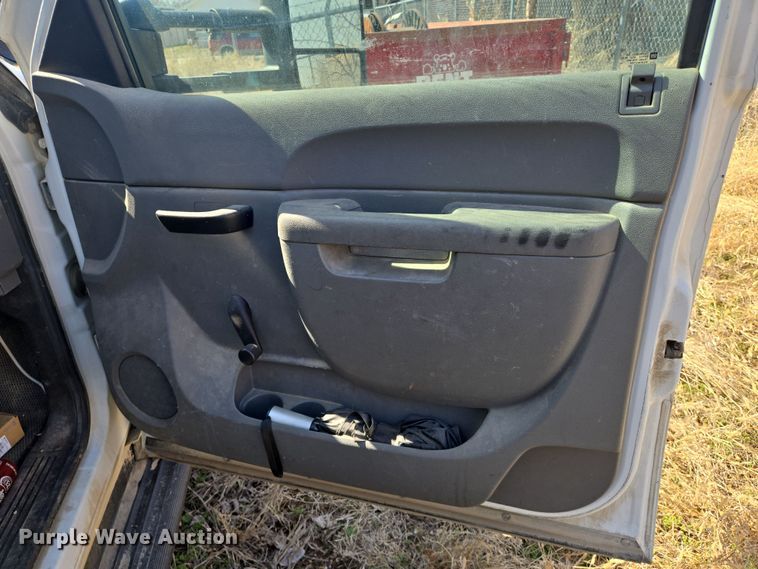 image for item EO0613 2013 Chevrolet Silverado 3500HD bucket truck