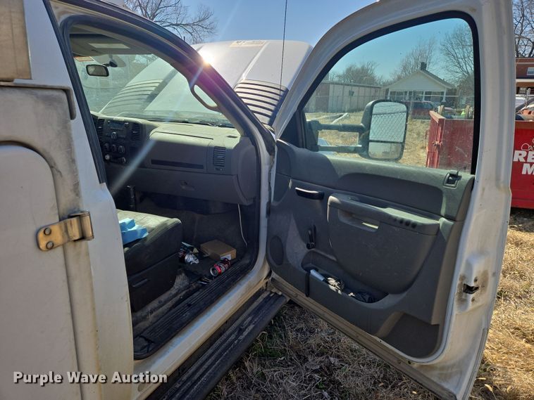 image for item EO0613 2013 Chevrolet Silverado 3500HD bucket truck