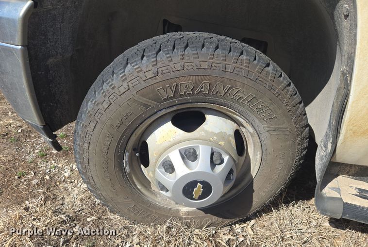 image for item EO0613 2013 Chevrolet Silverado 3500HD bucket truck