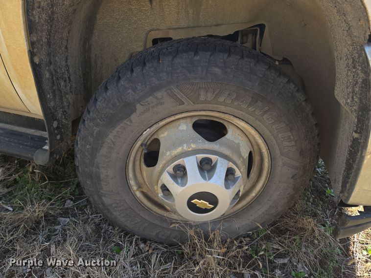 image for item EO0613 2013 Chevrolet Silverado 3500HD bucket truck