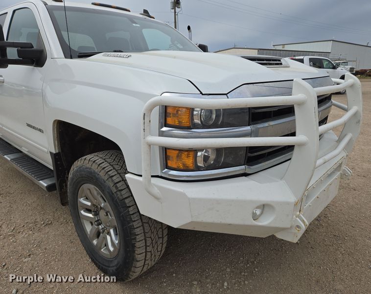 image for item EO0640 2019 Chevrolet Silverado 3500HD Crew Cab pickup truck