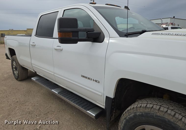 image for item EO0640 2019 Chevrolet Silverado 3500HD Crew Cab pickup truck