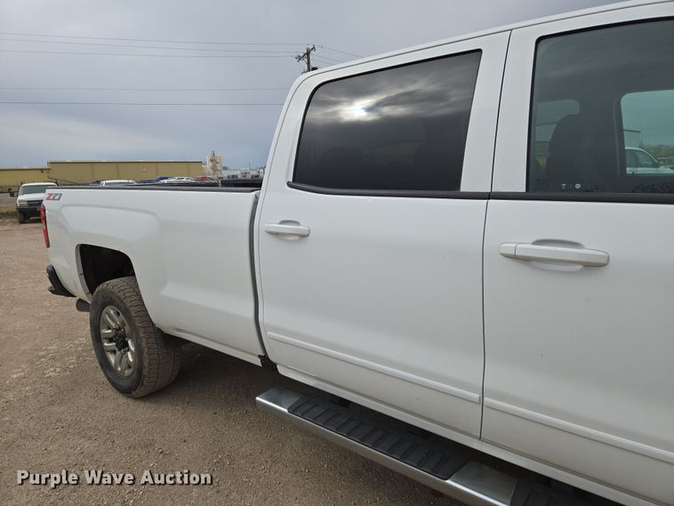 image for item EO0640 2019 Chevrolet Silverado 3500HD Crew Cab pickup truck