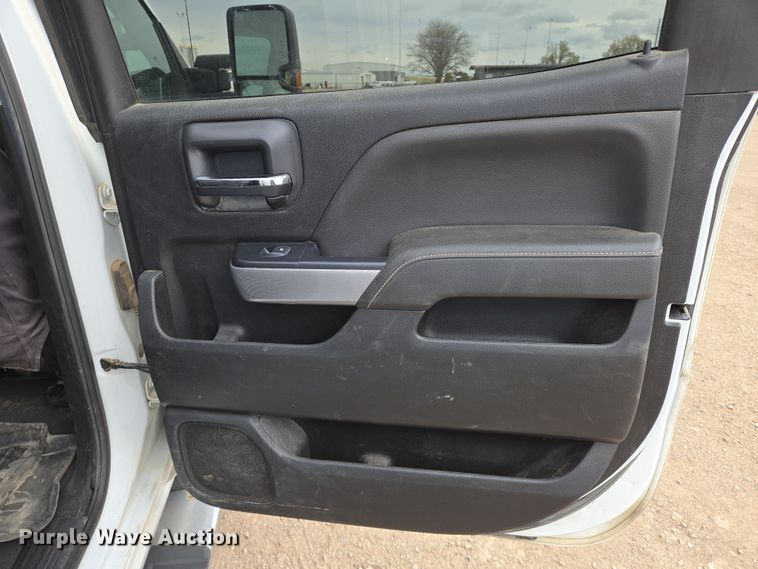 image for item EO0640 2019 Chevrolet Silverado 3500HD Crew Cab pickup truck