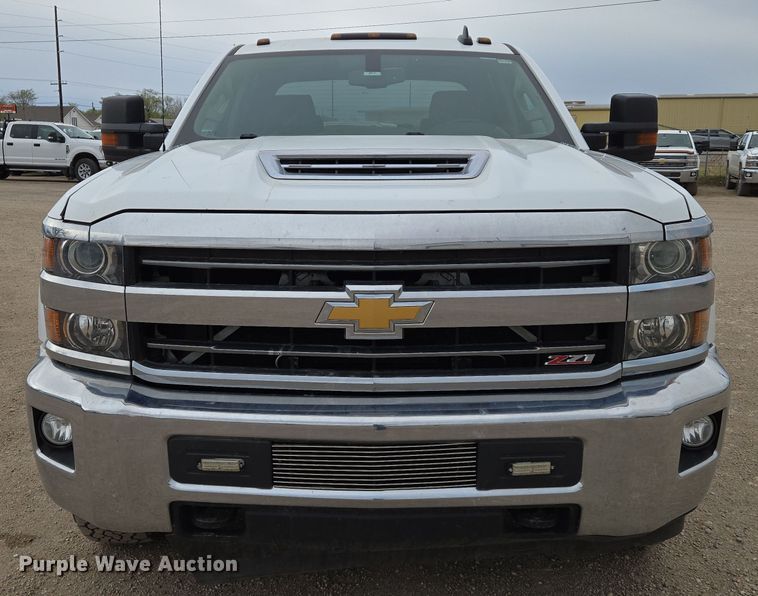 image for item EO0641 2019 Chevrolet Silverado 3500HD Crew Cab pickup truck