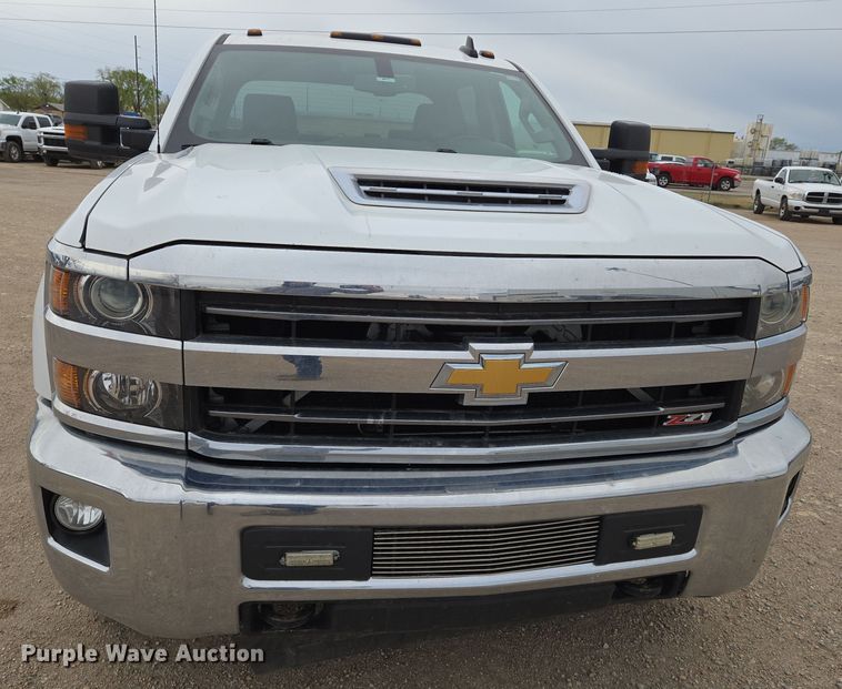 image for item EO0641 2019 Chevrolet Silverado 3500HD Crew Cab pickup truck