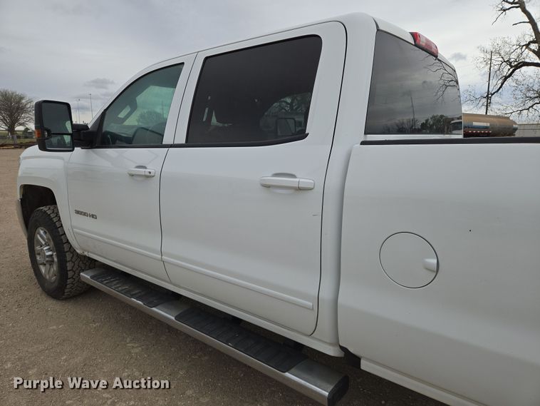 image for item EO0641 2019 Chevrolet Silverado 3500HD Crew Cab pickup truck