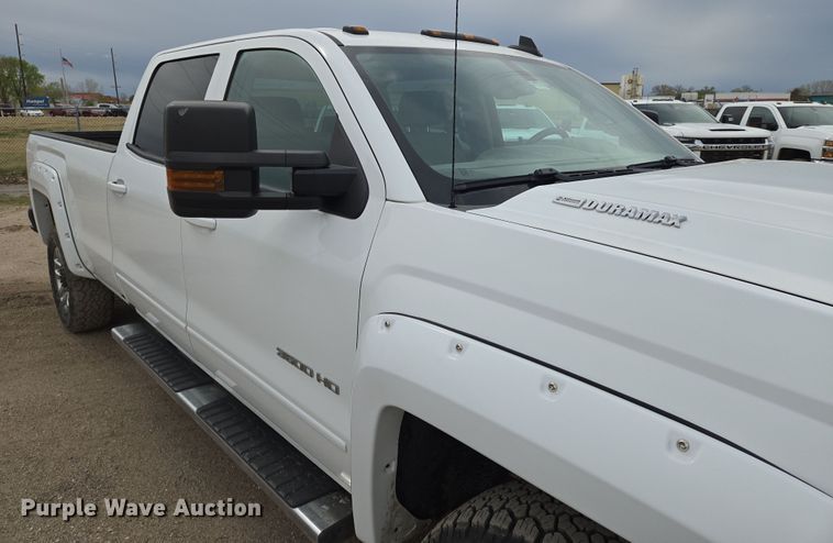 image for item EO0644 2019 Chevrolet Silverado 3500HD Crew Cab pickup truck