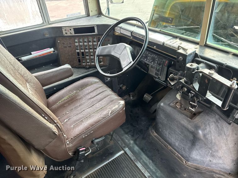image for item EQ1256 1992 International 3800 school bus