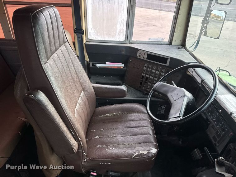 image for item EQ1256 1992 International 3800 school bus