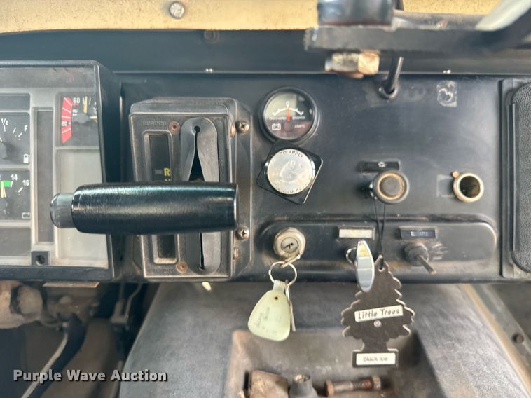 image for item EQ1256 1992 International 3800 school bus