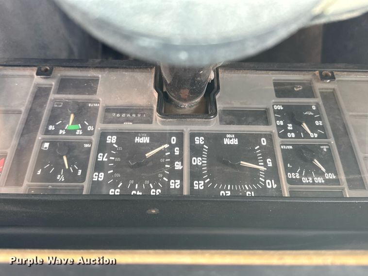 image for item EQ1256 1992 International 3800 school bus