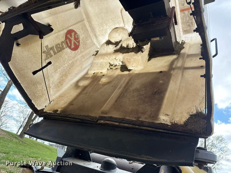 image for item EQ1279 2005 Exmark Navigator NAV20KC ZTR lawn mower